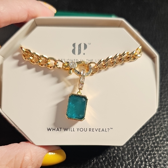 Gold Necklace with Emerald Green Pendant - Picture 1 of 6